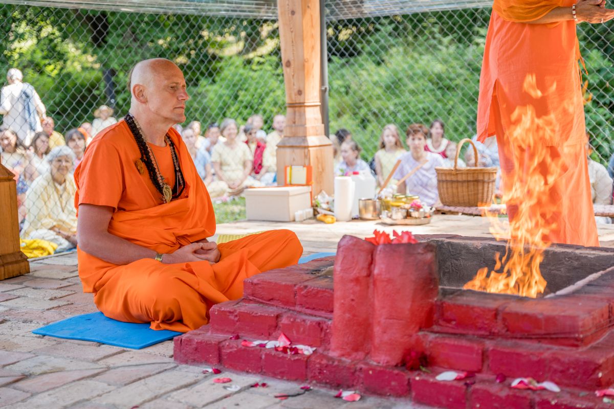 Swami Gyaneshwarpuri - sanjás díkša - vysvěcení za mnicha jógy a hinduismu. Foto: Radim Paluš - Híra Puri 23.7.2021.