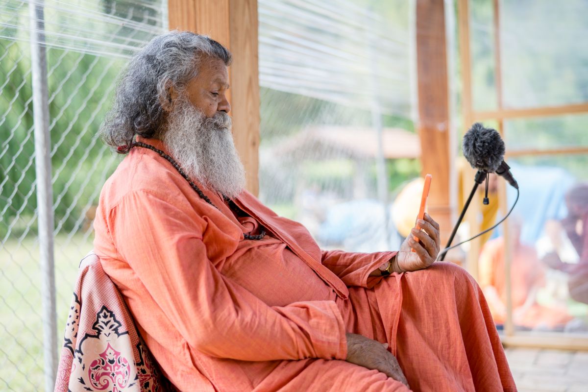Swami Gyaneshwarpuri - sanjás díkša - vysvěcení za mnicha jógy a hinduismu. Foto: Radim Paluš - Híra Puri 23.7.2021.