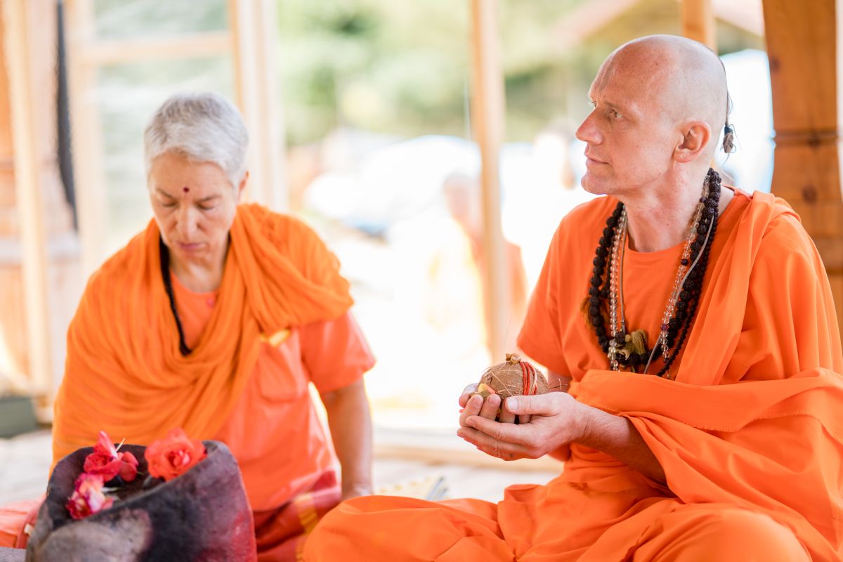 Swami Gyaneshwarpuri - sanjás díkša - vysvěcení za mnicha jógy a hinduismu. Foto: Radim Paluš - Híra Puri 23.7.2021.