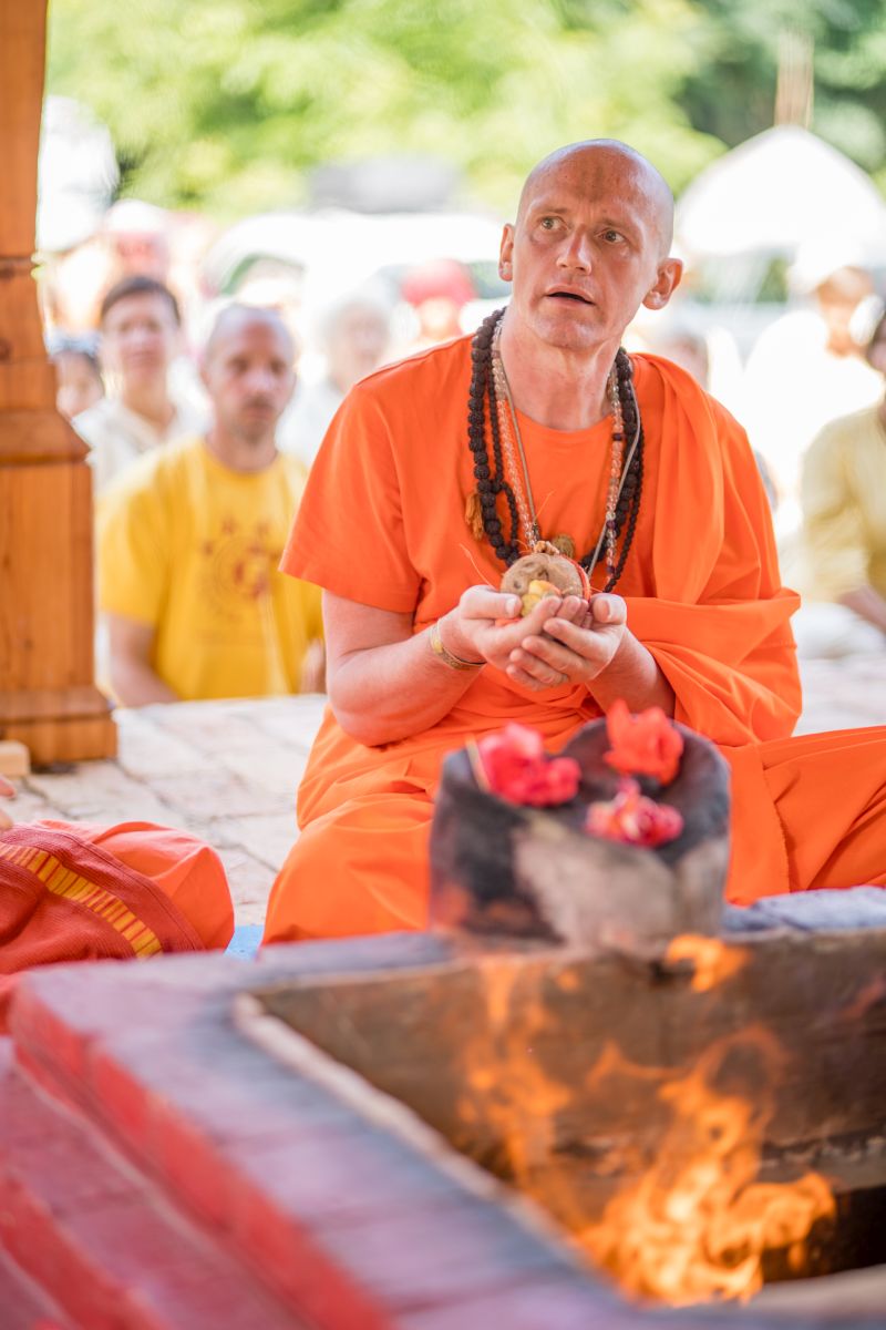 Swami Gyaneshwarpuri - sanjás díkša - vysvěcení za mnicha jógy a hinduismu. Foto: Radim Paluš - Híra Puri 23.7.2021.