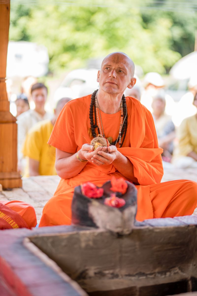 Swami Gyaneshwarpuri - sanjás díkša - vysvěcení za mnicha jógy a hinduismu. Foto: Radim Paluš - Híra Puri 23.7.2021.