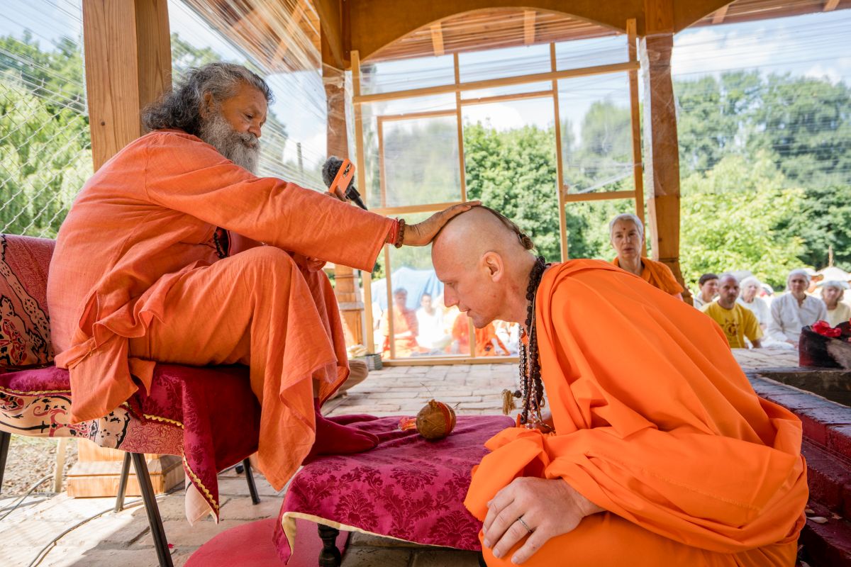 Swami Gyaneshwarpuri - sanjás díkša - vysvěcení za mnicha jógy a hinduismu. Foto: Radim Paluš - Híra Puri 23.7.2021.