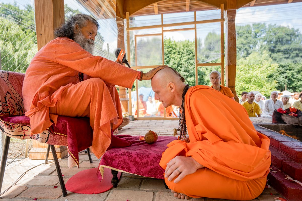 Swami Gyaneshwarpuri - sanjás díkša - vysvěcení za mnicha jógy a hinduismu. Foto: Radim Paluš - Híra Puri 23.7.2021.