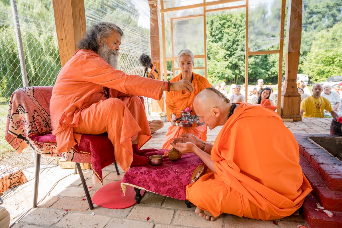 Swami Gyaneshwarpuri - sanjás díkša - vysvěcení za mnicha jógy a hinduismu. Foto: Radim Paluš - Híra Puri 23.7.2021.