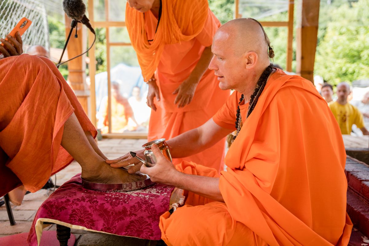 Swami Gyaneshwarpuri - sanjás díkša - vysvěcení za mnicha jógy a hinduismu. Foto: Radim Paluš - Híra Puri 23.7.2021.