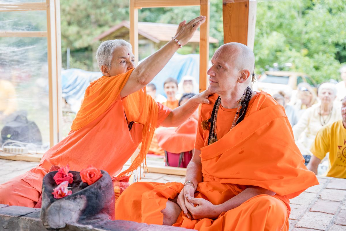 Swami Gyaneshwarpuri - sanjás díkša - vysvěcení za mnicha jógy a hinduismu. Foto: Radim Paluš - Híra Puri 23.7.2021.