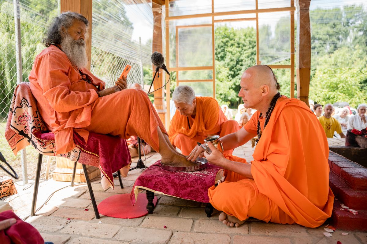 Swami Gyaneshwarpuri - sanjás díkša - vysvěcení za mnicha jógy a hinduismu. Foto: Radim Paluš - Híra Puri 23.7.2021.