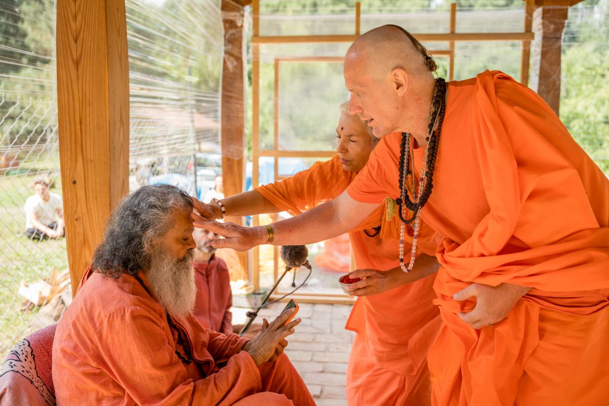 Swami Gyaneshwarpuri - sanjás díkša - vysvěcení za mnicha jógy a hinduismu. Foto: Radim Paluš - Híra Puri 23.7.2021.