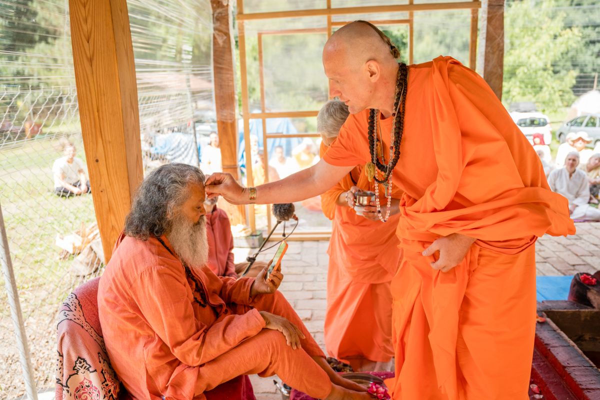 Swami Gyaneshwarpuri - sanjás díkša - vysvěcení za mnicha jógy a hinduismu. Foto: Radim Paluš - Híra Puri 23.7.2021.