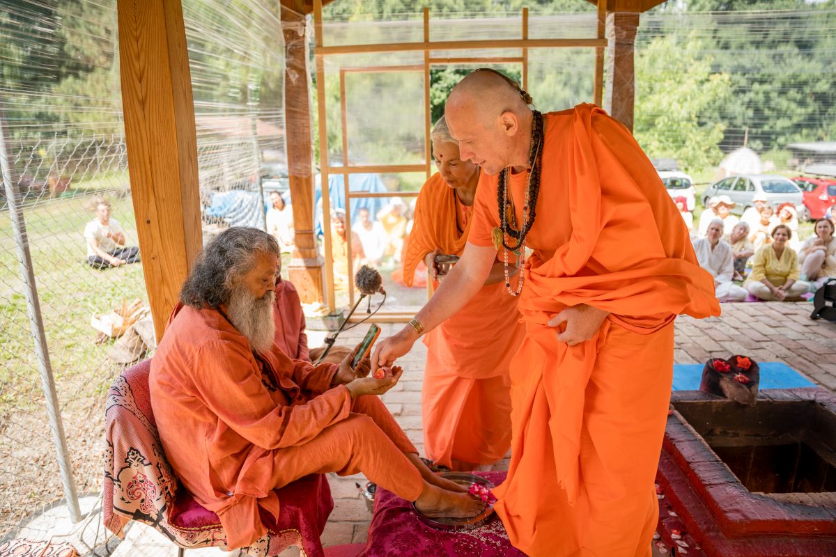 Swami Gyaneshwarpuri - sanjás díkša - vysvěcení za mnicha jógy a hinduismu. Foto: Radim Paluš - Híra Puri 23.7.2021.