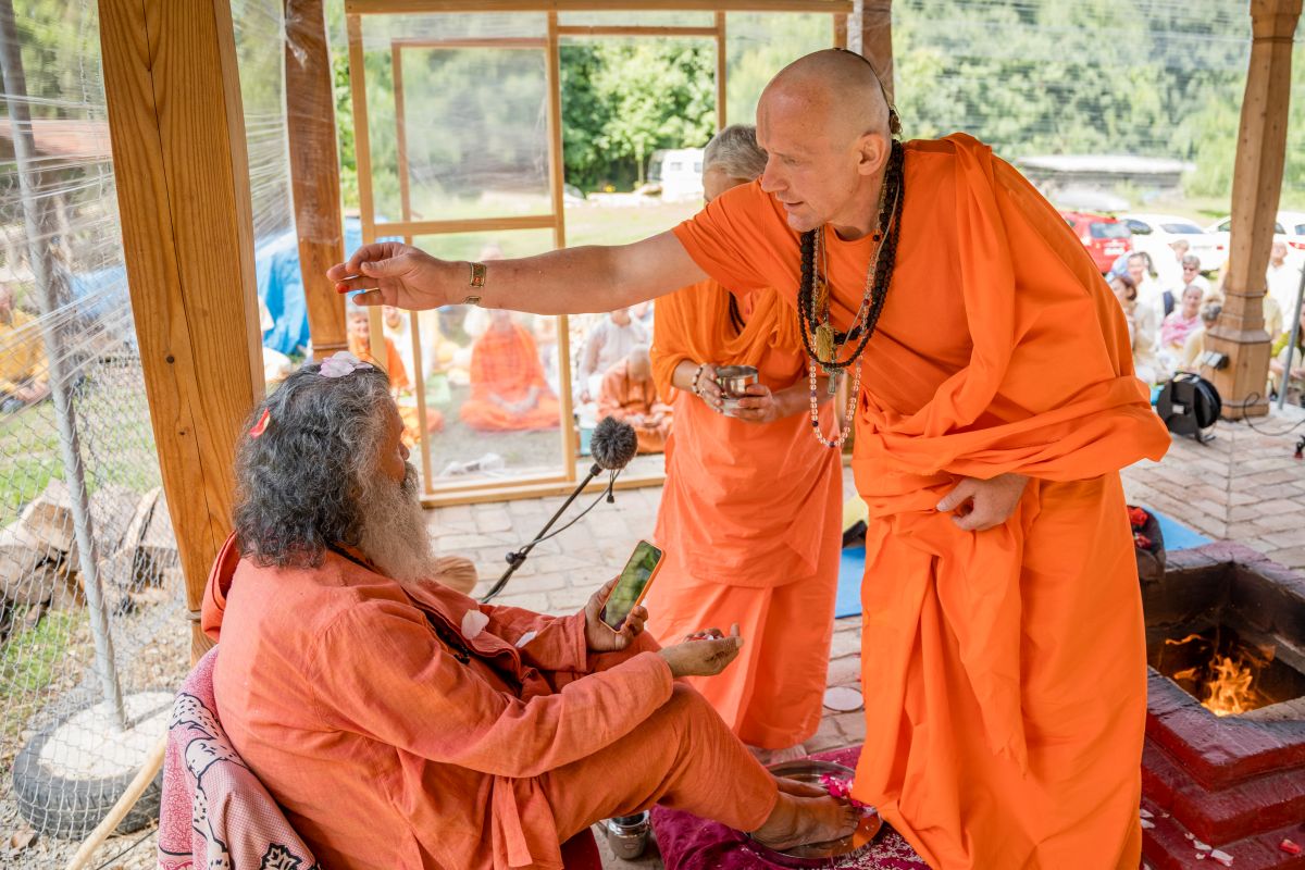Swami Gyaneshwarpuri - sanjás díkša - vysvěcení za mnicha jógy a hinduismu. Foto: Radim Paluš - Híra Puri 23.7.2021.