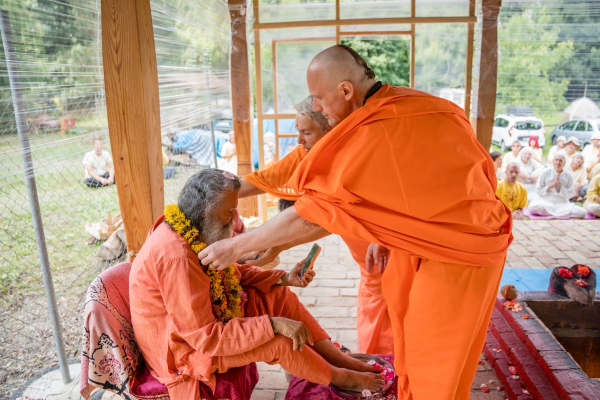 Swami Gyaneshwarpuri - sanjás díkša - vysvěcení za mnicha jógy a hinduismu. Foto: Radim Paluš - Híra Puri 23.7.2021.