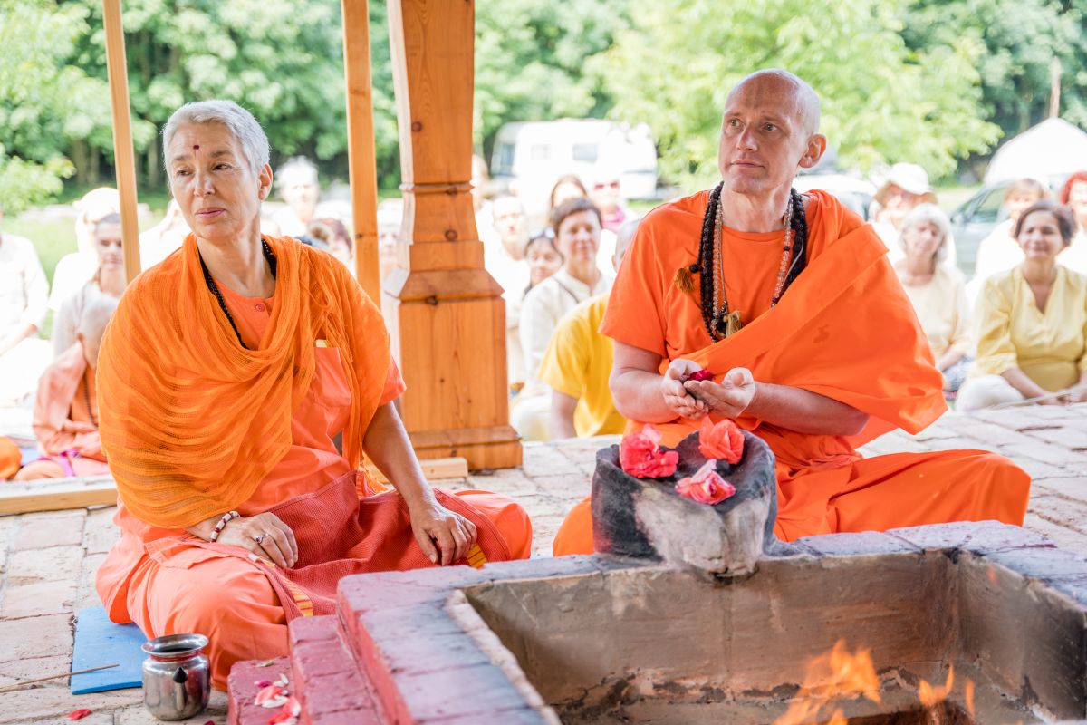 Swami Gyaneshwarpuri - sanjás díkša - vysvěcení za mnicha jógy a hinduismu. Foto: Radim Paluš - Híra Puri 23.7.2021.
