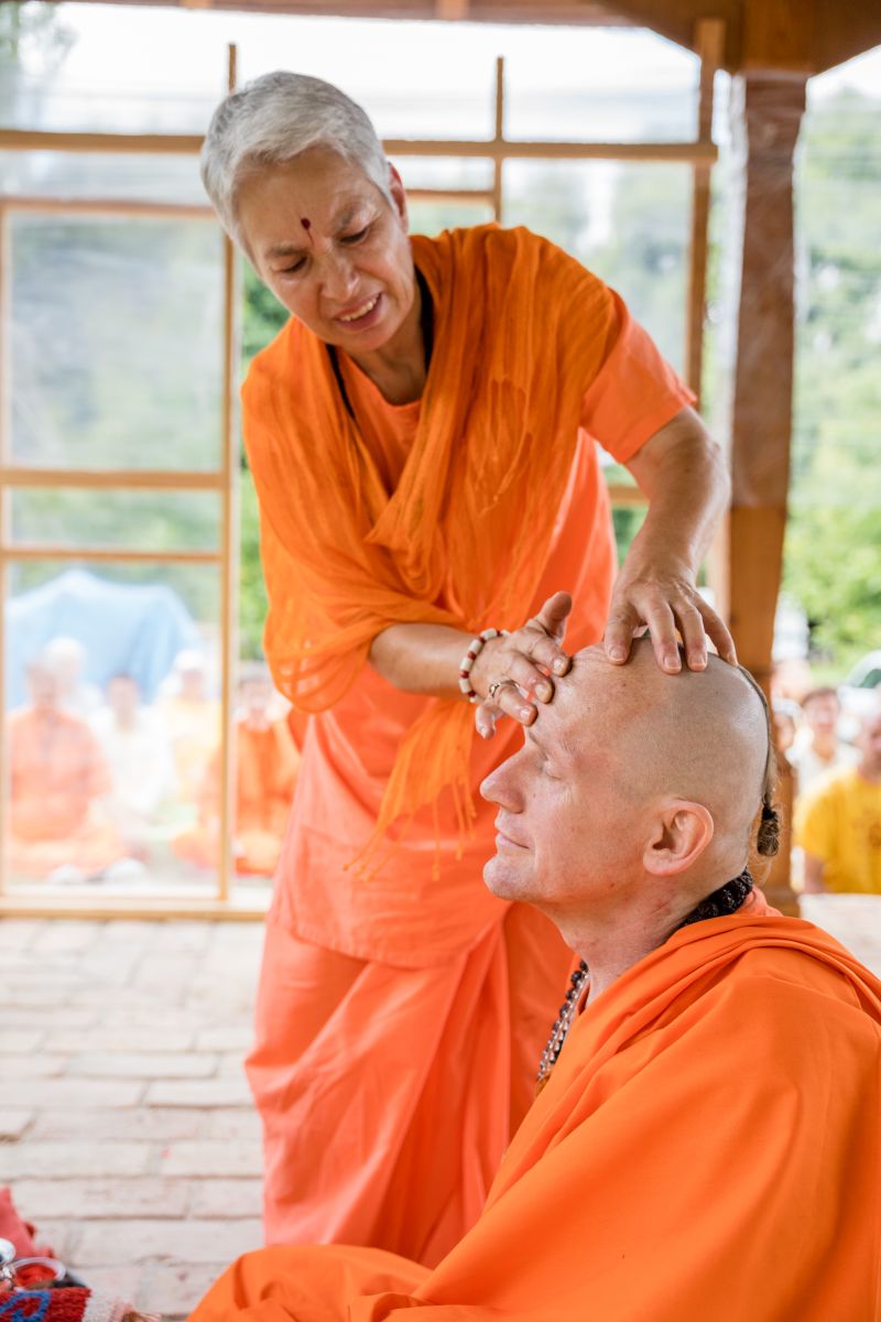Swami Gyaneshwarpuri - sanjás díkša - vysvěcení za mnicha jógy a hinduismu. Foto: Radim Paluš - Híra Puri 23.7.2021.