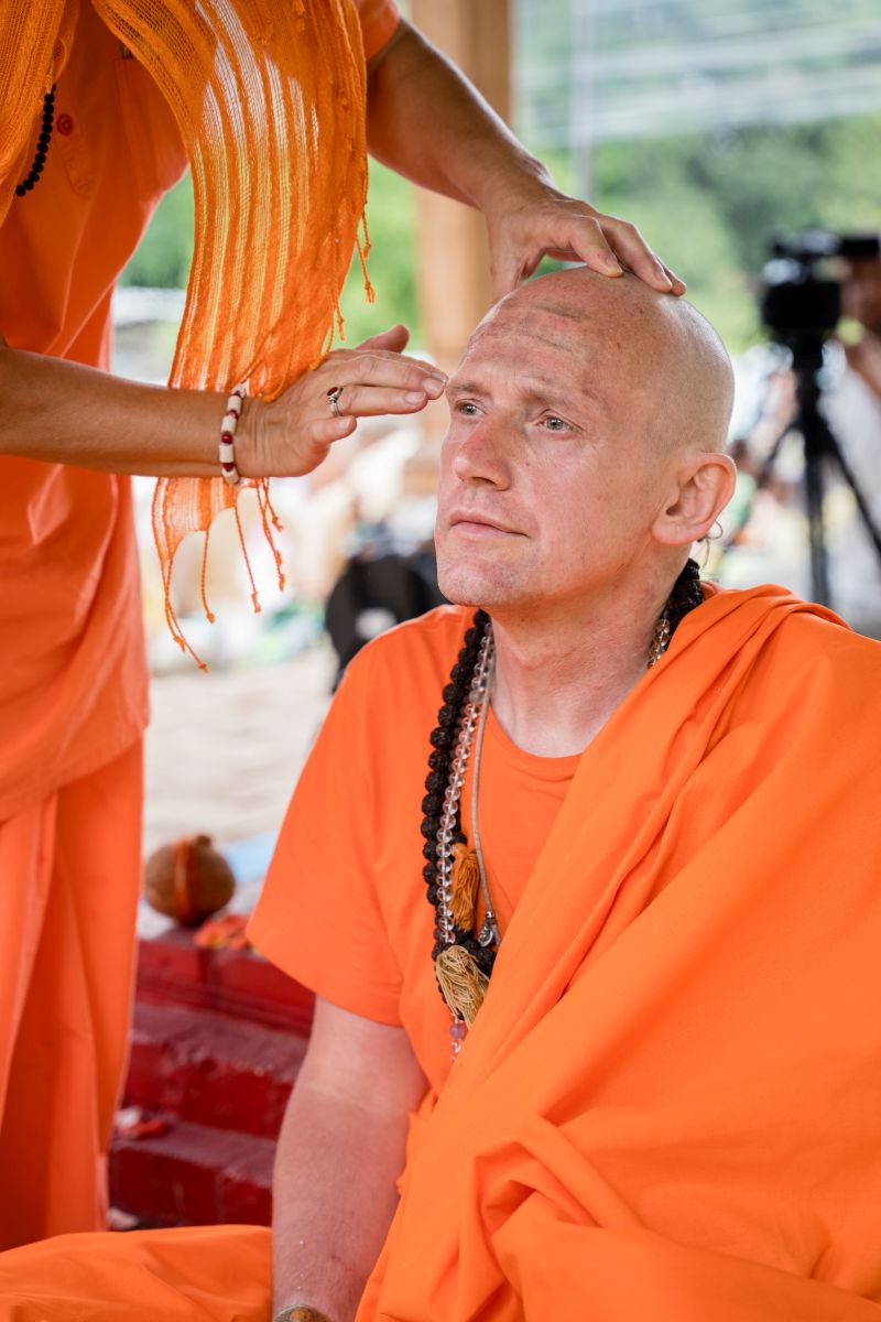 Swami Gyaneshwarpuri - sanjás díkša - vysvěcení za mnicha jógy a hinduismu. Foto: Radim Paluš - Híra Puri 23.7.2021.
