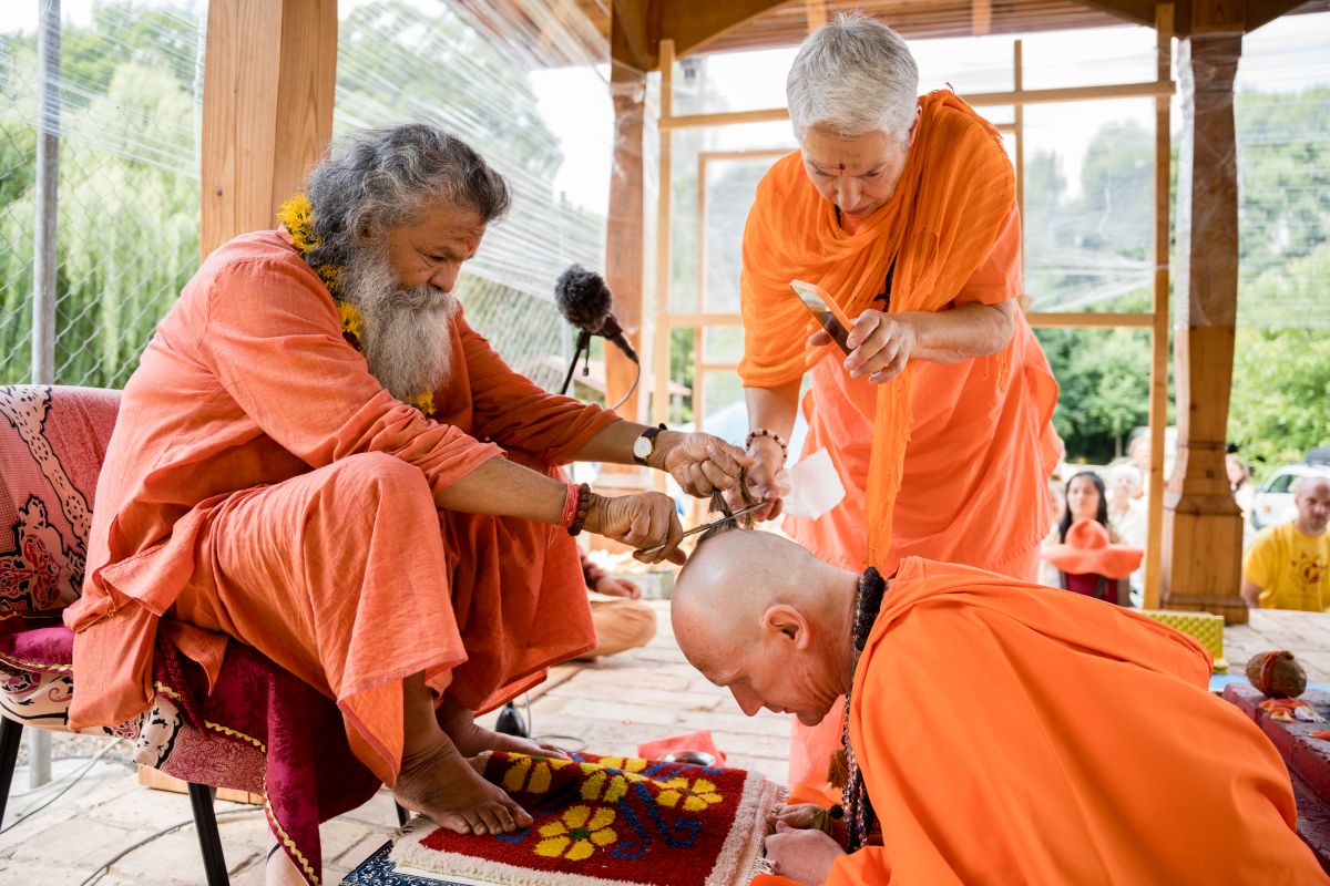 Swami Gyaneshwarpuri - sanjás díkša - vysvěcení za mnicha jógy a hinduismu. Foto: Radim Paluš - Híra Puri 23.7.2021.