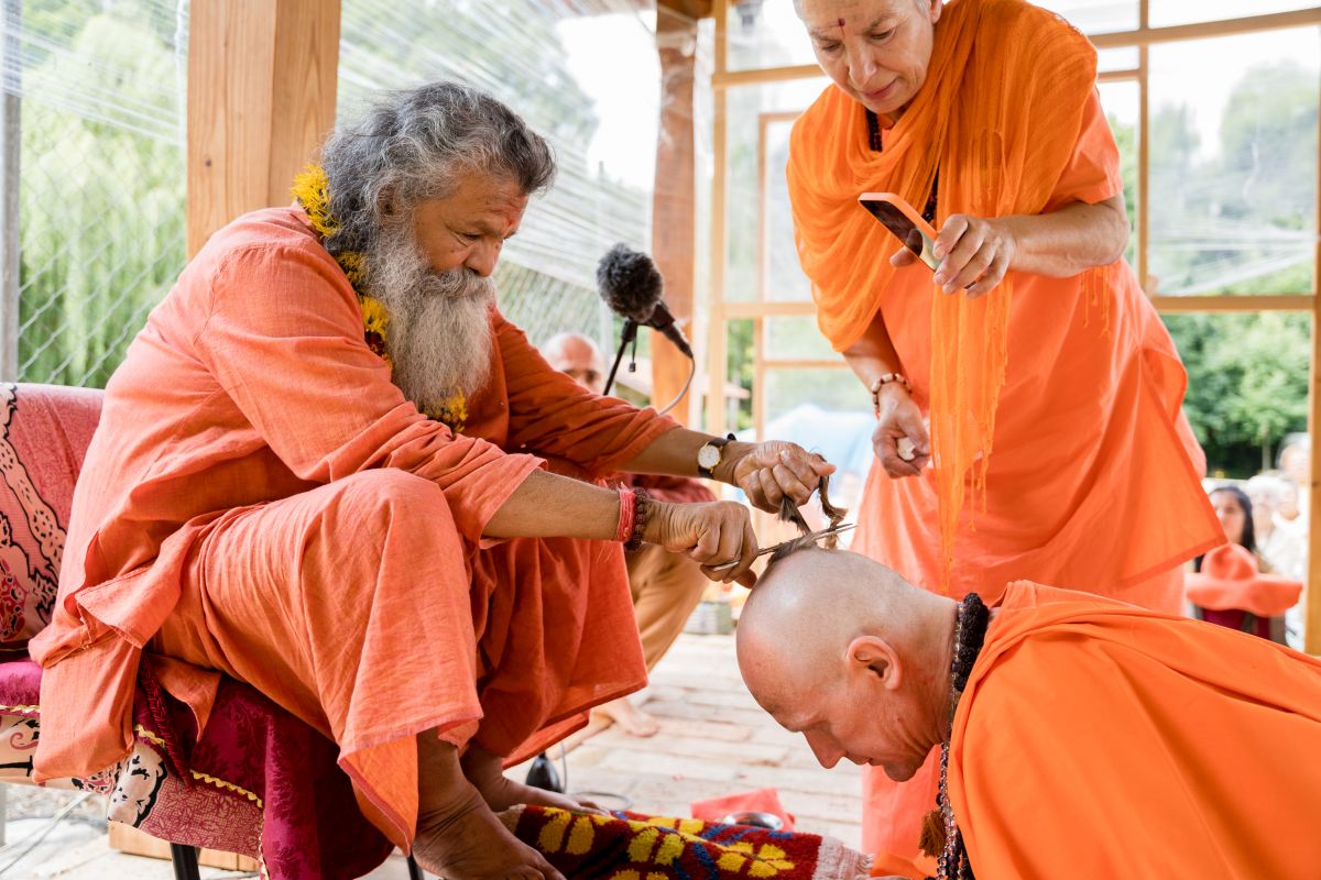 Swami Gyaneshwarpuri - sanjás díkša - vysvěcení za mnicha jógy a hinduismu. Foto: Radim Paluš - Híra Puri 23.7.2021.