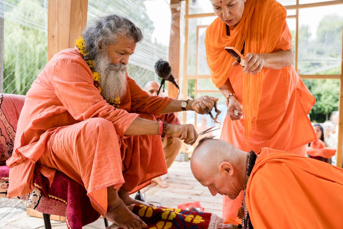 Swami Gyaneshwarpuri - sanjás díkša - vysvěcení za mnicha jógy a hinduismu. Foto: Radim Paluš - Híra Puri 23.7.2021.