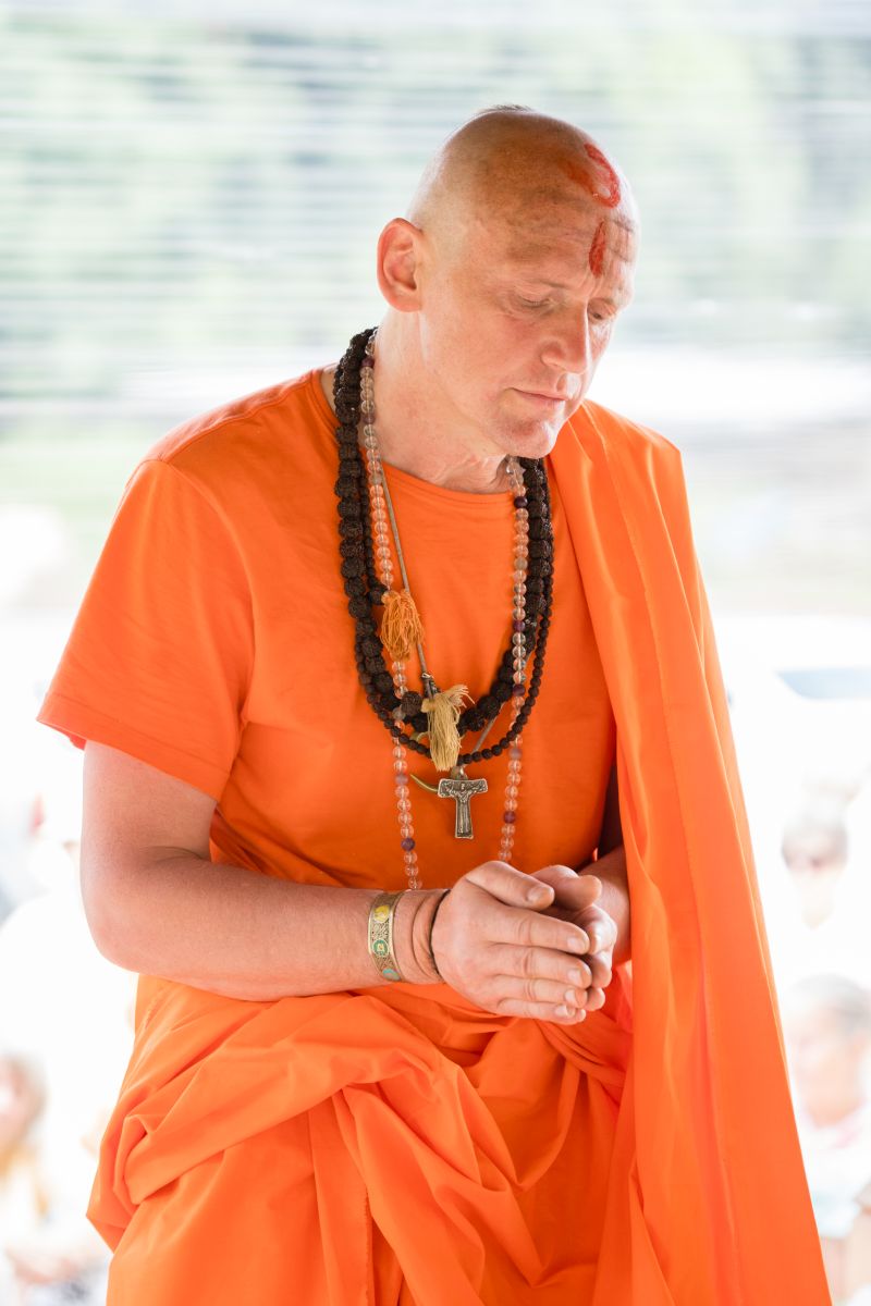 Swami Gyaneshwarpuri - sanjás díkša - vysvěcení za mnicha jógy a hinduismu. Foto: Radim Paluš - Híra Puri 23.7.2021.
