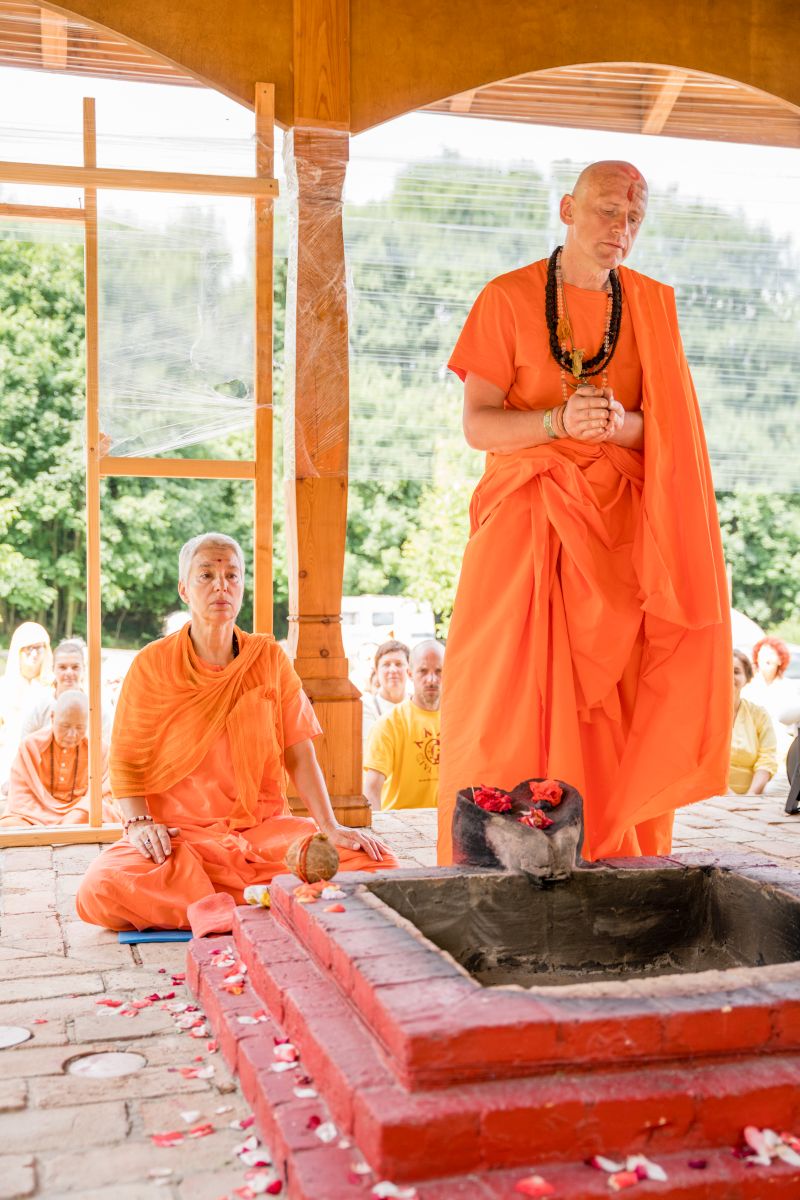 Swami Gyaneshwarpuri - sanjás díkša - vysvěcení za mnicha jógy a hinduismu. Foto: Radim Paluš - Híra Puri 23.7.2021.