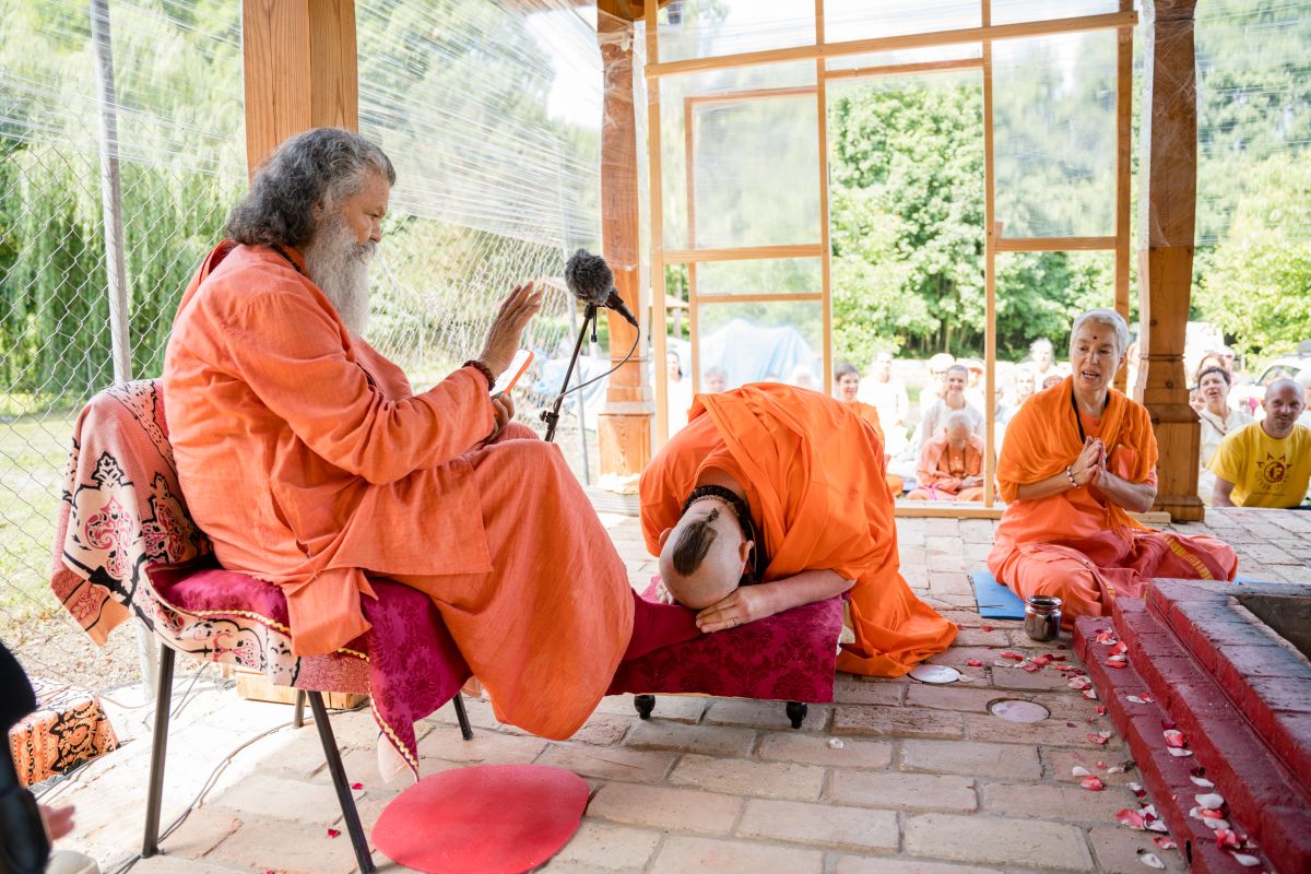 Swami Gyaneshwarpuri - sanjás díkša - vysvěcení za mnicha jógy a hinduismu. Foto: Radim Paluš - Híra Puri 23.7.2021.