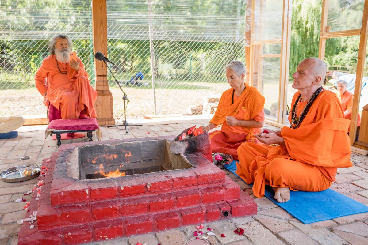 Swami Gyaneshwarpuri - sanjás díkša - vysvěcení za mnicha jógy a hinduismu. Foto: Radim Paluš - Híra Puri 23.7.2021.
