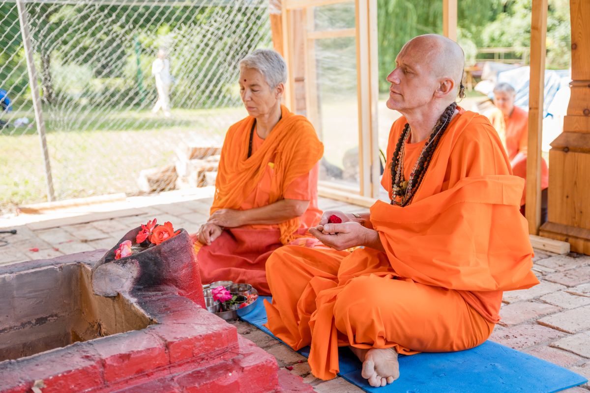 Swami Gyaneshwarpuri - sanjás díkša - vysvěcení za mnicha jógy a hinduismu. Foto: Radim Paluš - Híra Puri 23.7.2021.