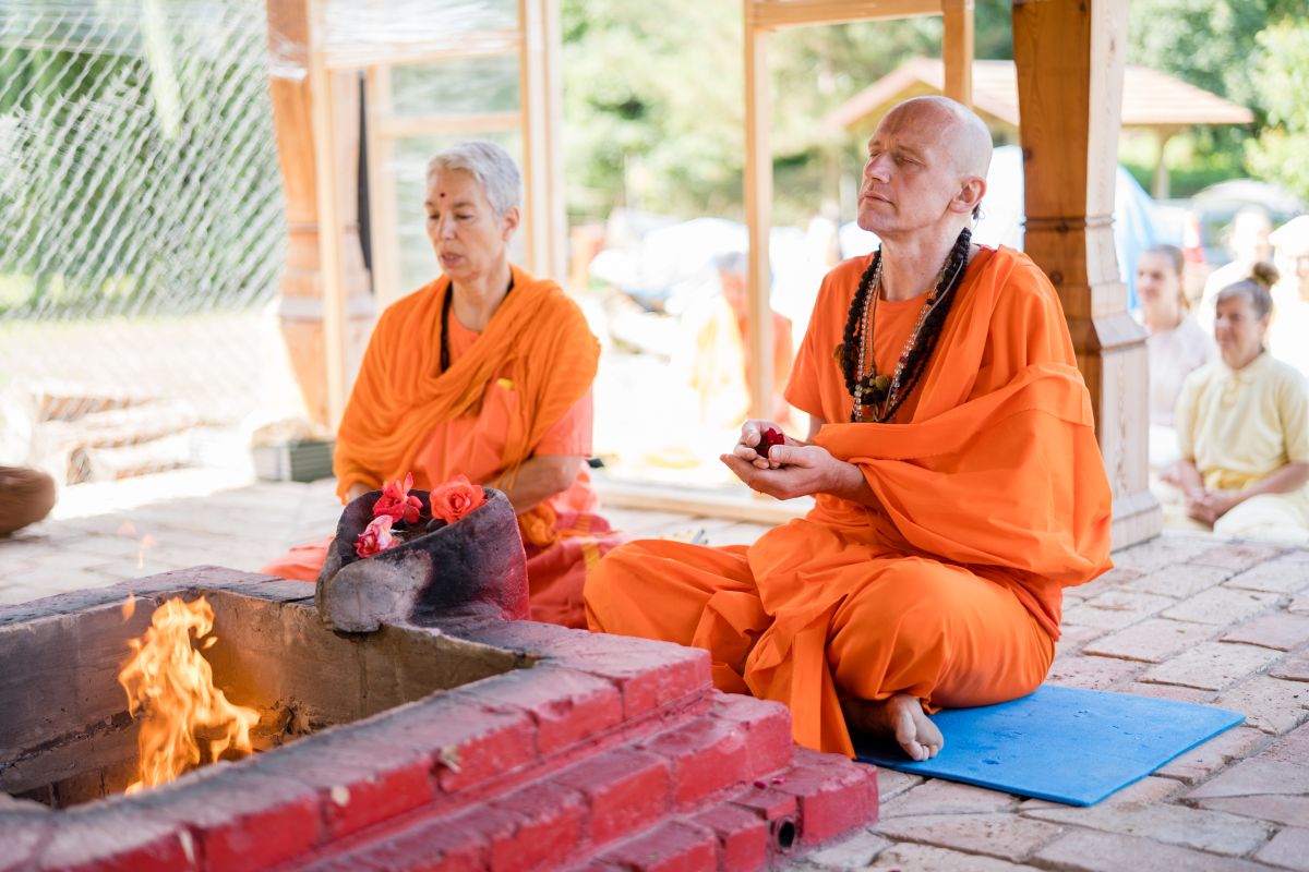 Swami Gyaneshwarpuri - sanjás díkša - vysvěcení za mnicha jógy a hinduismu. Foto: Radim Paluš - Híra Puri 23.7.2021.