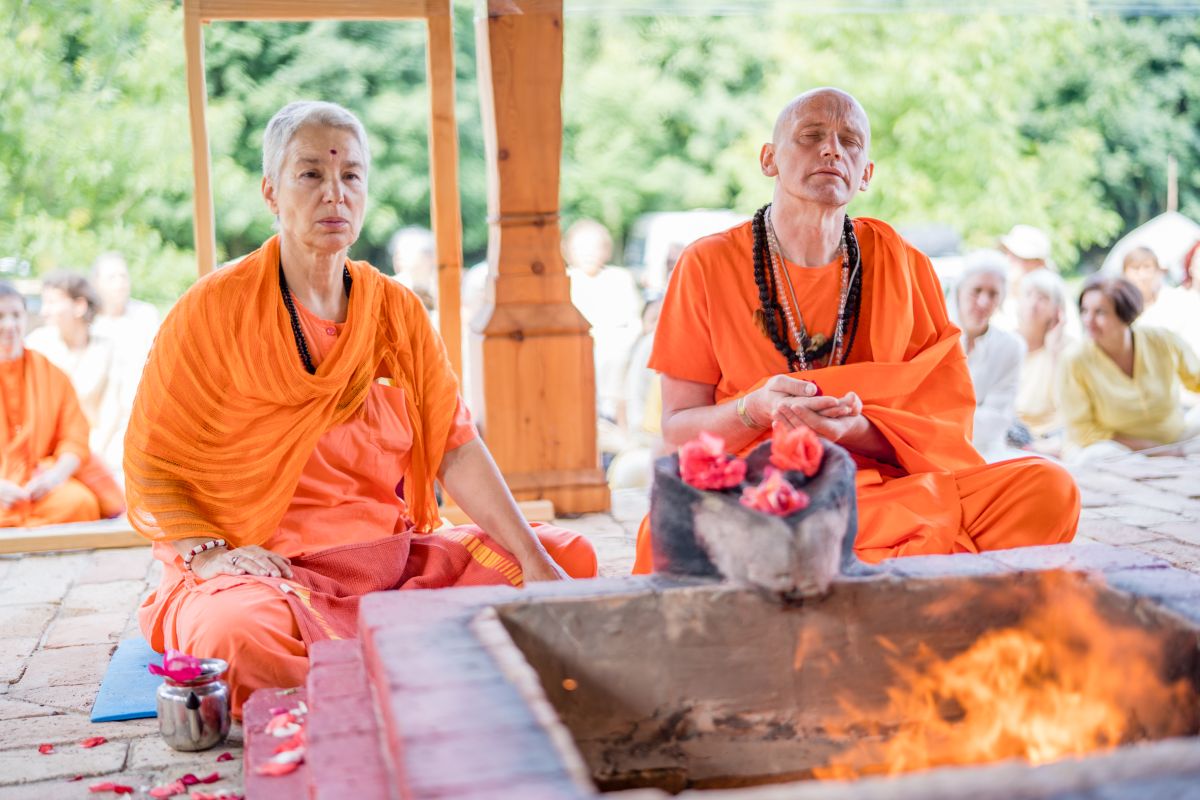 Swami Gyaneshwarpuri - sanjás díkša - vysvěcení za mnicha jógy a hinduismu. Foto: Radim Paluš - Híra Puri 23.7.2021.